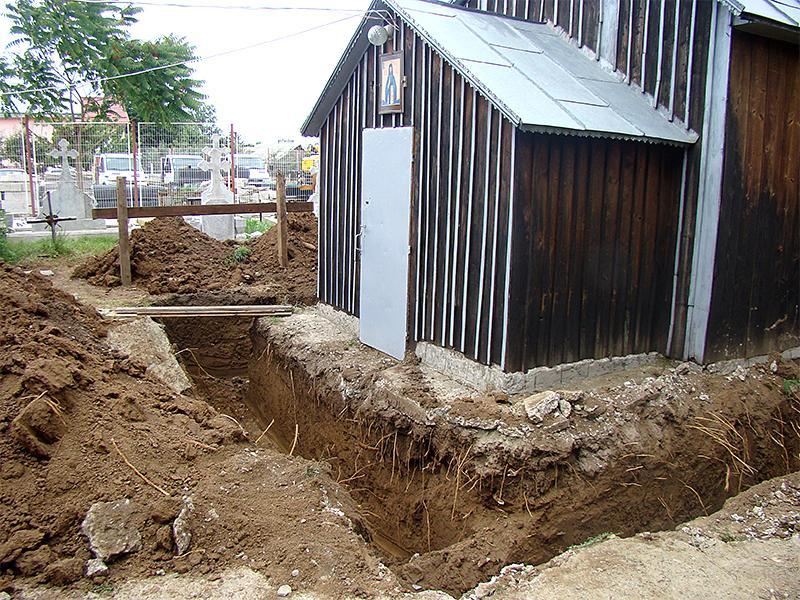 Biserica nouă o îmbracă pe cea veche din lut şi din scandură