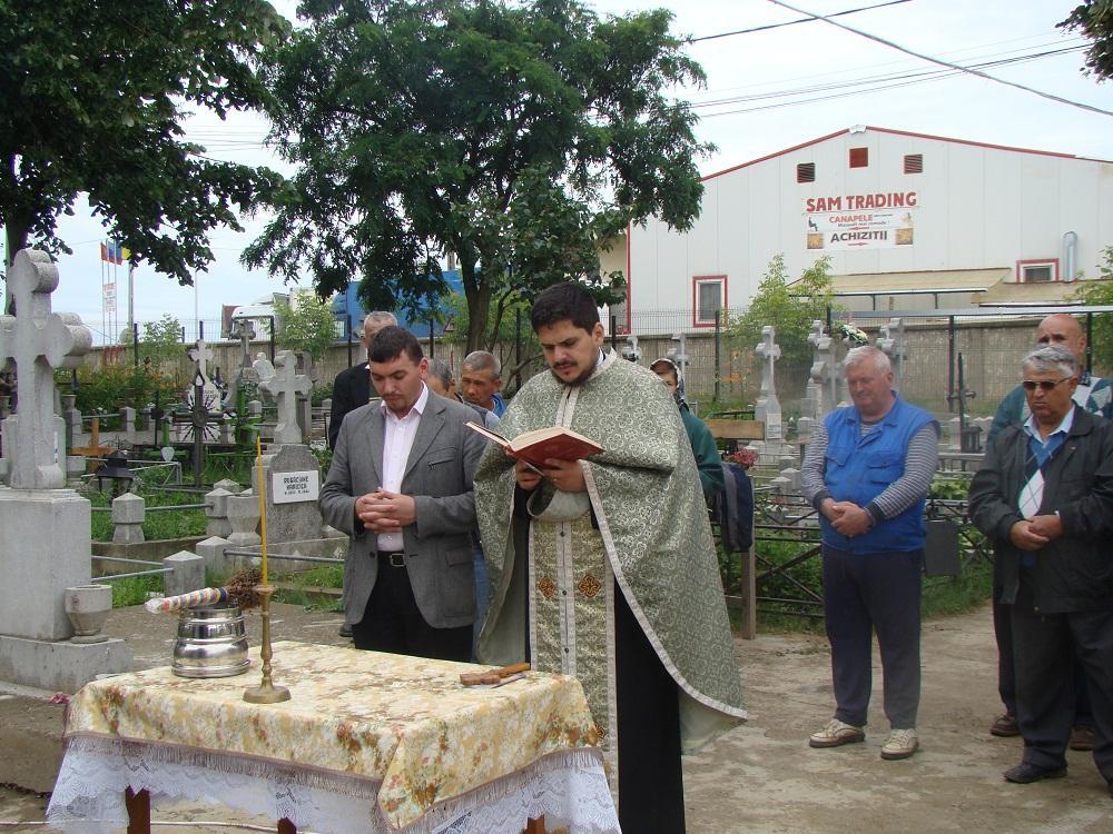 Rugăciune cu credinşioşii la începutul construirea noii biserici