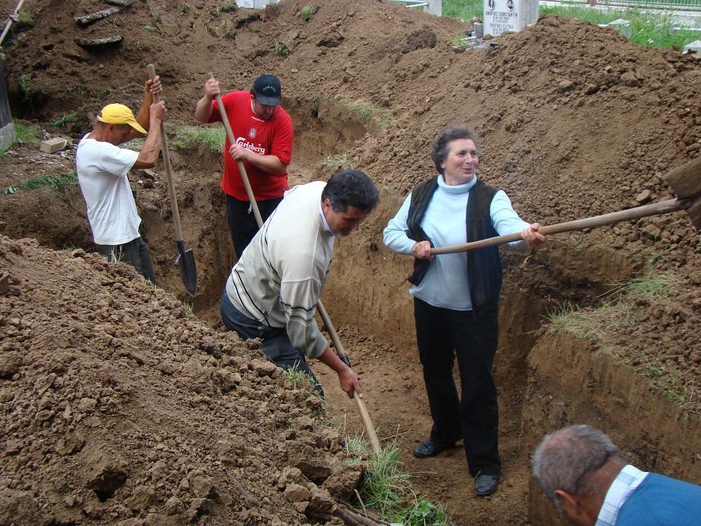 credincioşii din parohie ajuta la construirea noii biserici